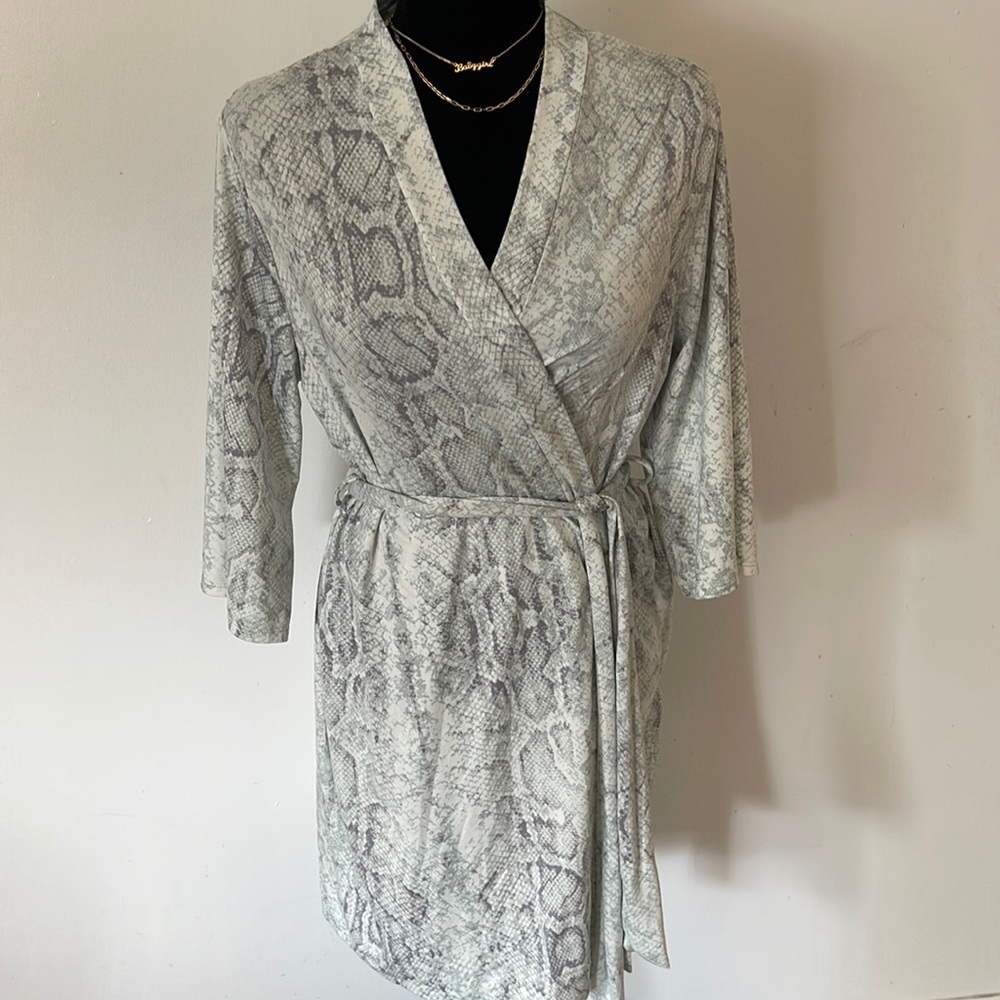AMBRIELLE | Women’s Snake Spandex Green Gray Cozy Short Robe Size M